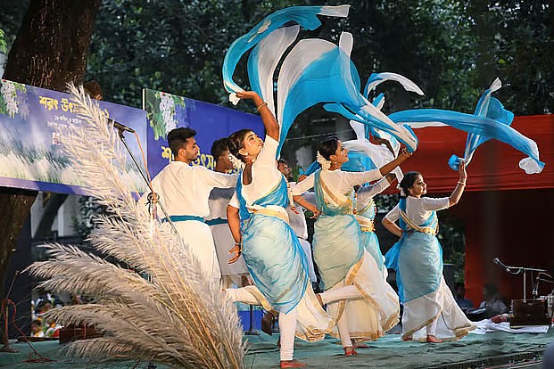 আপত্তি ও গন্ডগোলের আশঙ্কায় স্থগিত চারুকলায় ‘শরৎ উৎসব’