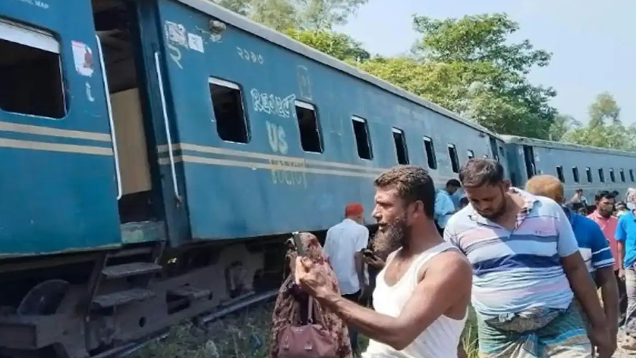 ট্রেন লাইনচ্যুত: কন্ট্রোল রুমে তথ্য না দেওয়ার অভিযোগে প্রকৌশলী বরখাস্ত