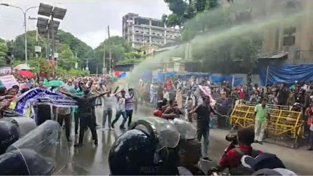 বিক্ষোভরত চাকরিচ্যুত বিডিআর সদস্যদের ছত্রভঙ্গ করতে পুলিশের সাউন্ড গ্রেনেড ও জলকামান