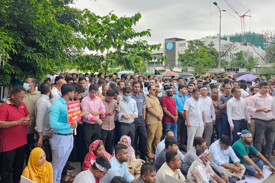 'কমপ্লিট শাটডাউন' করে চলছে 'মার্চ টু এনবিআর' কর্মসূচি