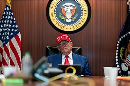 বাংলাদেশি পণ্যে ৩৫ শতাংশ শুল্কারোপ করলেন ট্রাম্প