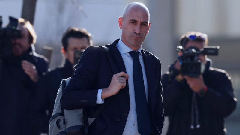 নারী ফুটবলারকে চুমু খাওয়ার দায়ে লুইস রুবিয়ালেস দোষী সাব্যস্ত