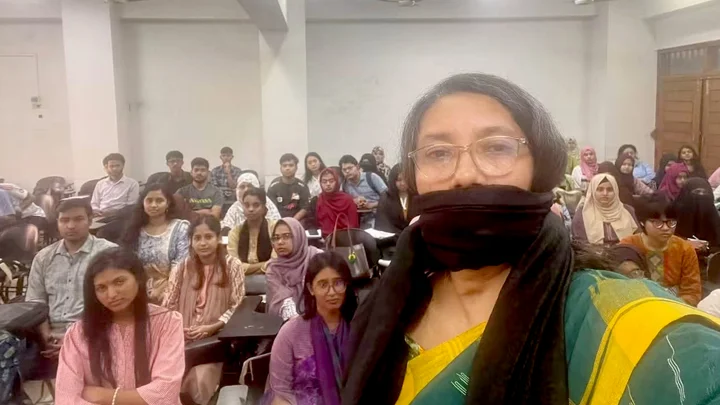 ঢাবির অধ্যাপক সামিনা লুৎফার কালো কাপড় বেঁধে ক্লাসে প্রতিবাদ