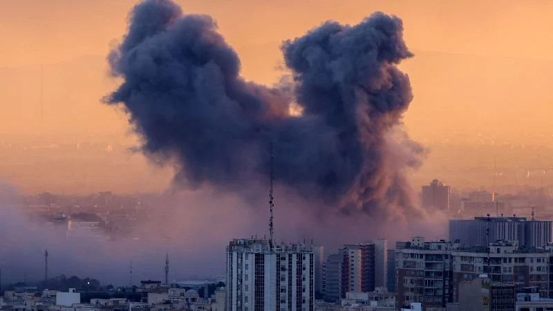 কাতার-আমিরাতে ঘাঁটি ও দূতাবাসে হামলা, হরমুজের নিয়ন্ত্রণ দাবি