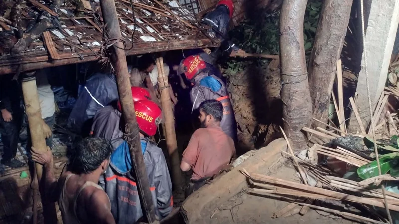 কক্সবাজারে পৃথক পাহাড় ধসে ৯ জনের মৃত্যু