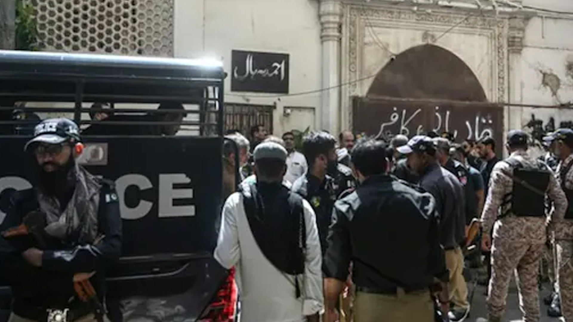 পাকিস্তানে আত্মঘাতী বোমা হামলায় ১৩ সেনা নিহত