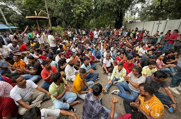 কাকরাইলে সকালেও নেতা-কর্মীদের ইশরাকের পক্ষে অবস্থান