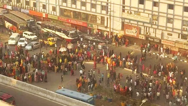 বনানীতে দুর্ঘটনায় পোশাক শ্রমিকের মৃত্যু, সড়ক অবরোধে তীব্র যানজট