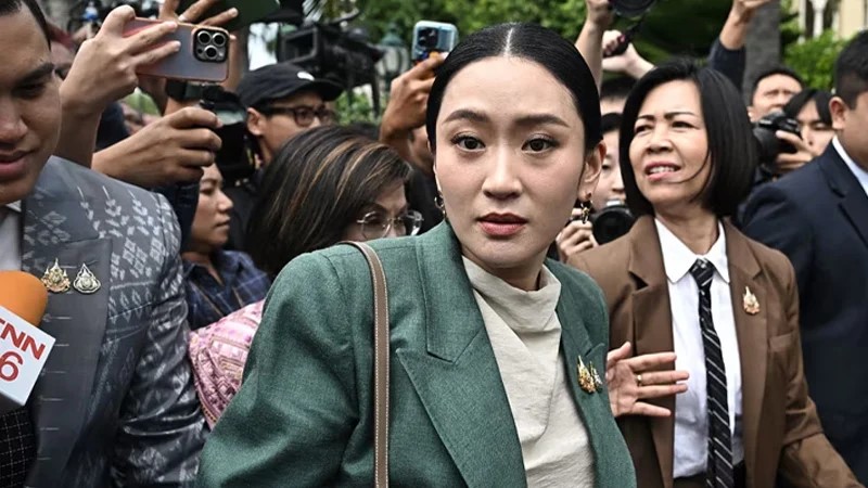 ফোনালাপ ফাঁসকে কেন্দ্র করে থাইল্যান্ডের প্রধানমন্ত্রী বরখাস্ত