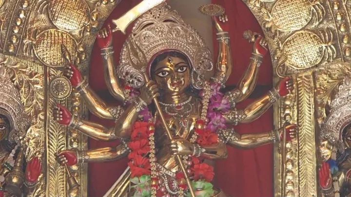 ৫২০ কেজির অষ্টধাতুর দুর্গাপ্রতিমা, হয় না বিসর্জন
