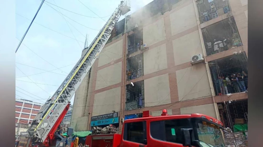 গুলিস্তানে সুন্দরবন স্কয়ার মার্কেটে আগুন, নিয়ন্ত্রণে ফায়ার সার্ভিসের ১১ ইউনিট