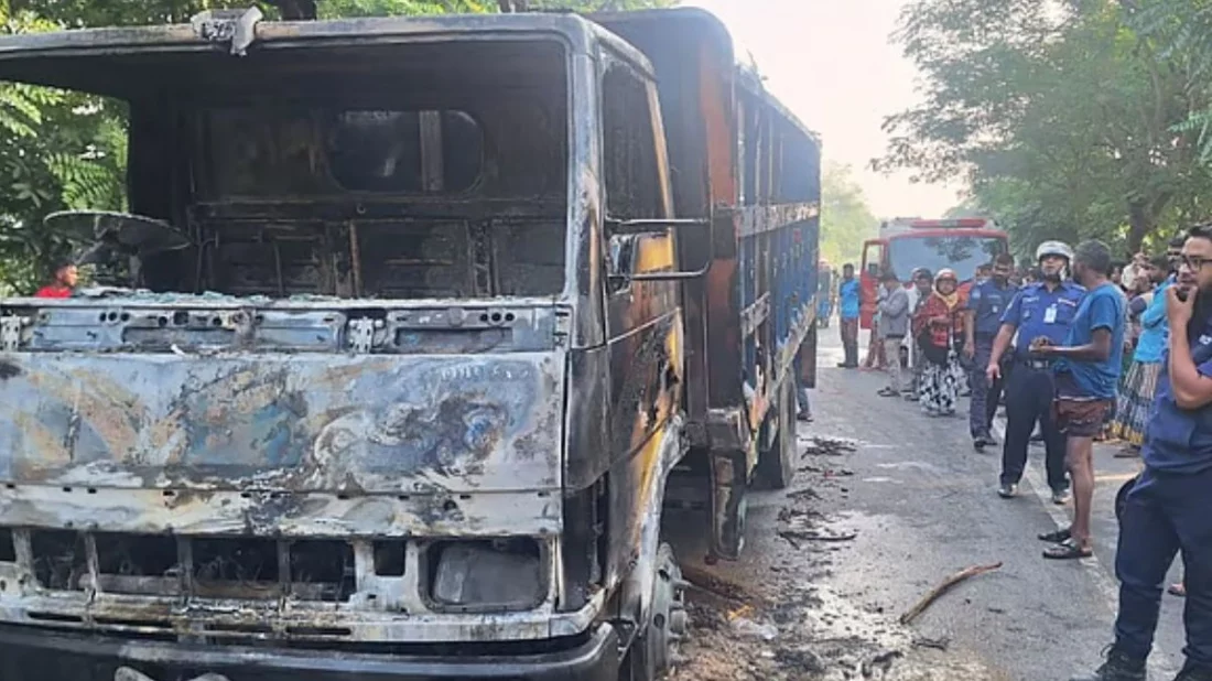 পদ্মা সেতুর সামনে এক্সপ্রেসওয়ে অবরোধ করে ট্রাকে আগুন, ককটেল বিস্ফোরণ