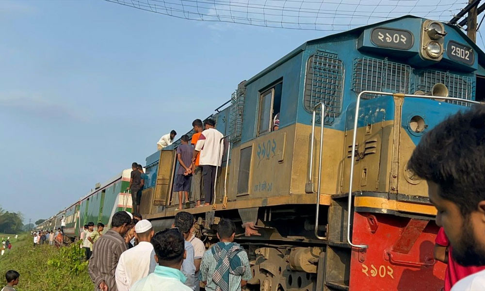 সিলেটে চলন্ত ট্রেনে আগুন