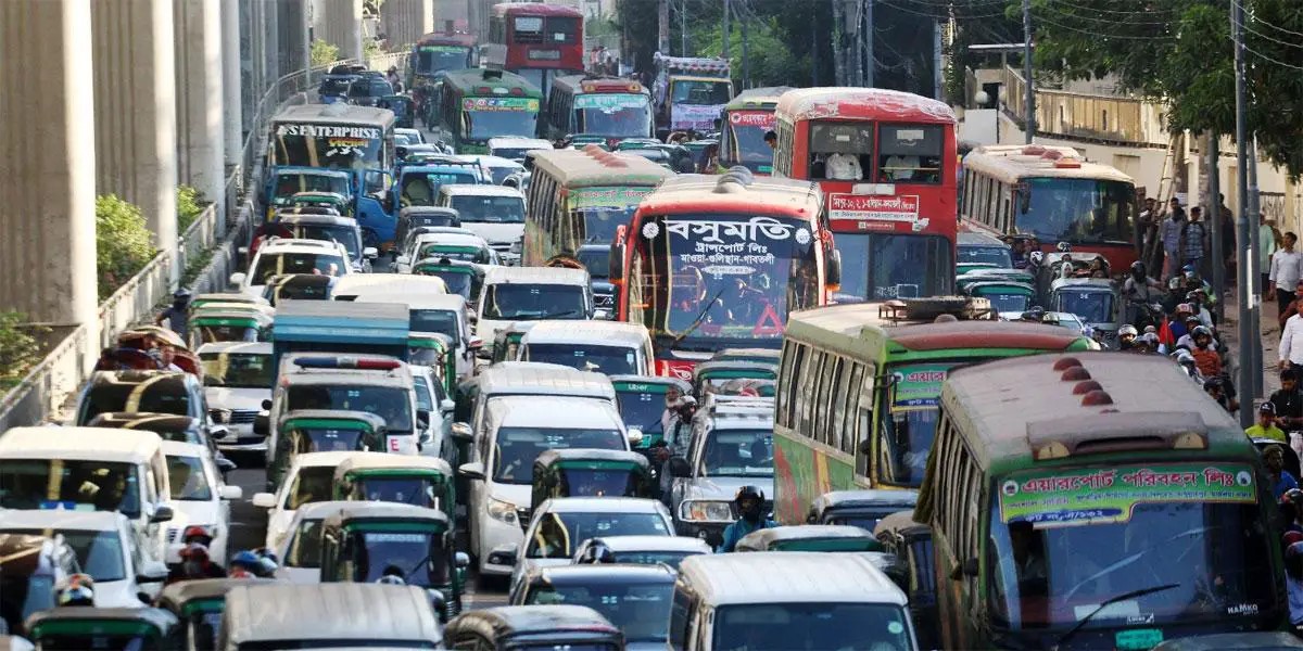 কর্মসূচি-বৃষ্টি-জলাবদ্ধতায়  তীব্র যানজট, ভোগান্তিতে নগরবাসী