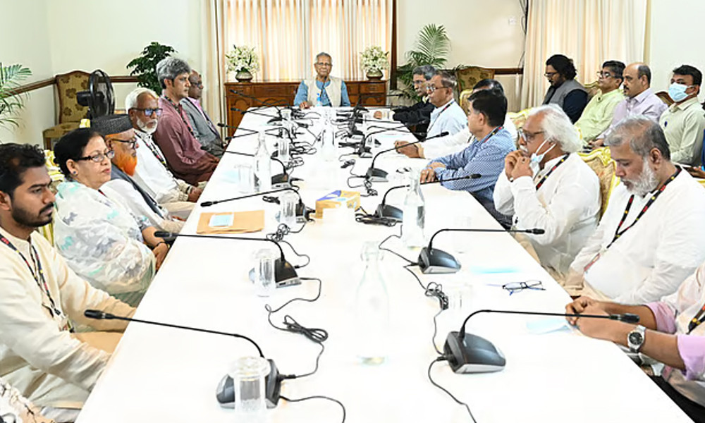 ১৩ রাজনৈতিক দলের সঙ্গে বৈঠকে প্রধান উপদেষ্টা