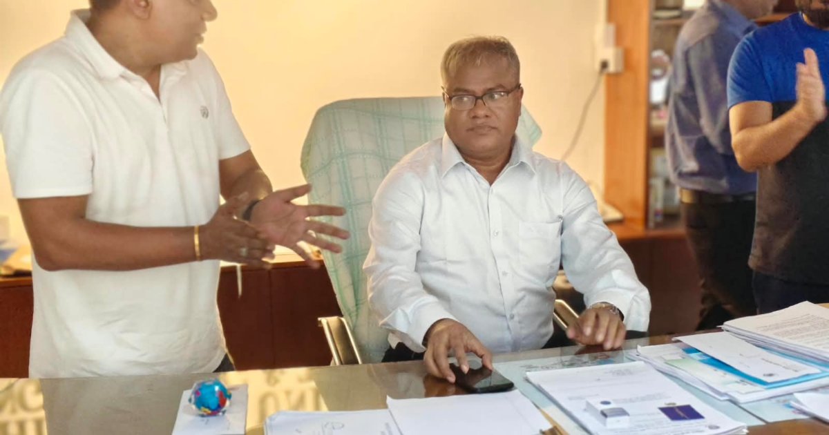 চুয়েটে শাটডাউন চলাকালে নতুন উপাচার্য অধ্যাপক শেখ শরীফুল আলমের দফতরে প্রবেশ