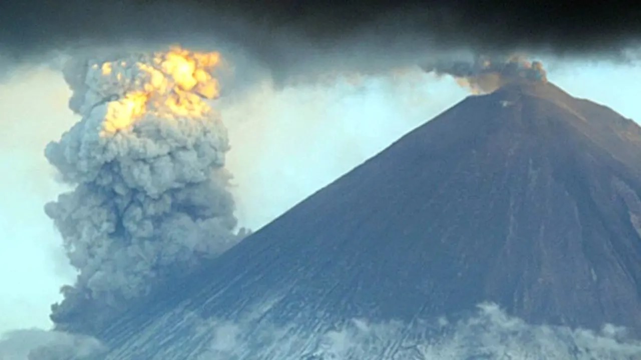 ভূমিকম্পের পর জেগে উঠল আগ্নেয়গিরি, ছাইয়ে ঢেকে গেছে আকাশ