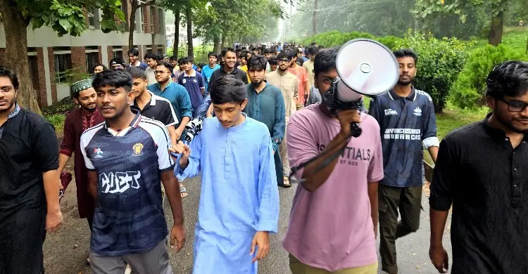 চুয়েট ভিসি পুনর্বহালের দাবিতে ছুটির দিনেও শিক্ষার্থীদের বিক্ষোভ