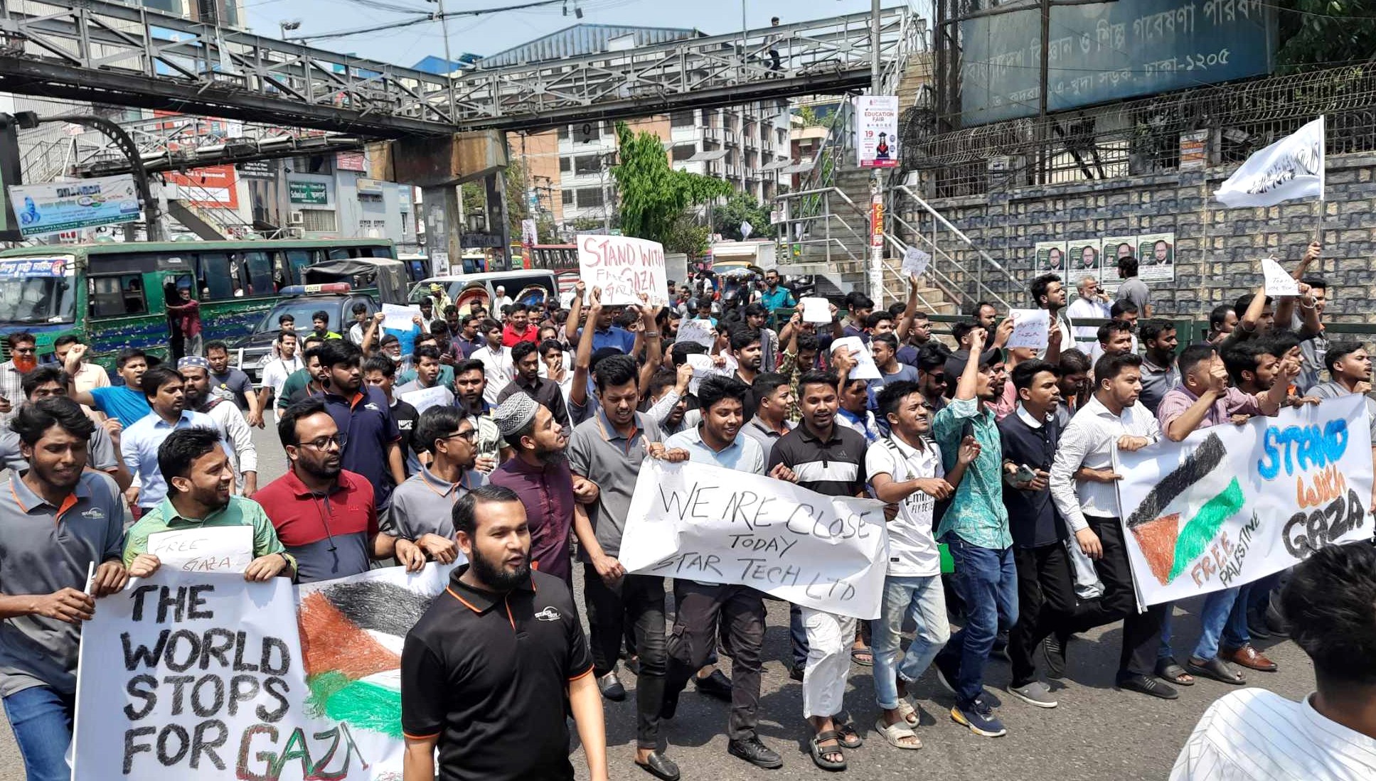 গাজায় ইসরায়েলি আগ্রাসনের প্রতিবাদে সায়েন্সল্যাবে বিক্ষোভ