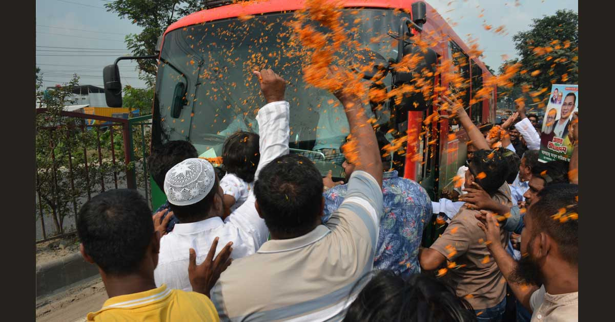 ঢাকা-চট্টগ্রাম মহাসড়কে প্রধানমন্ত্রীর গাড়ি ঘিরে জনতার সমাগম