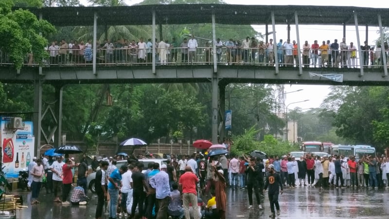 সড়কে বৃষ্টিতে ভিজে  ইশরাক সমর্থকদের উল্লাস, দুই উপদেষ্টার পদত্যাগ দাবি