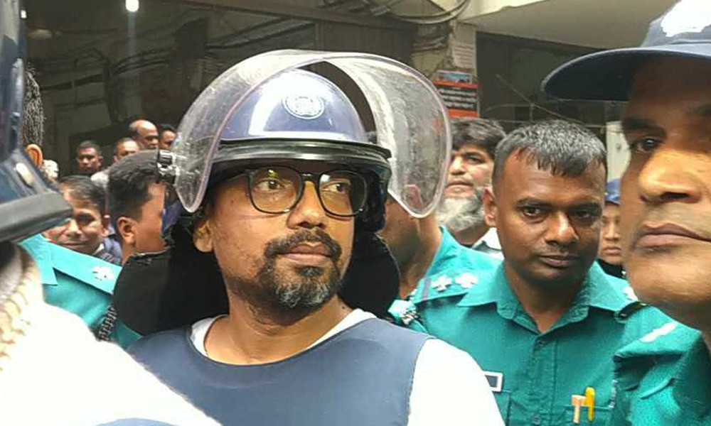 পলকের ঘাড়ে দুটি ও কোমরের ৩টি হাড় সরে গেছে