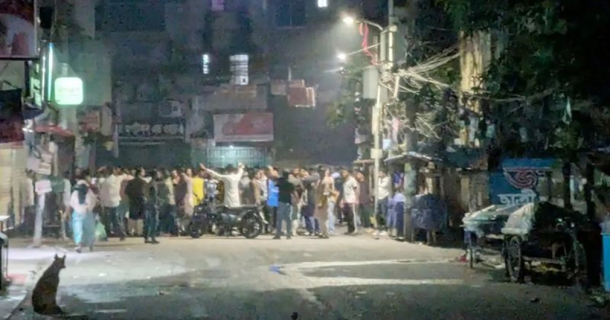 ধানমন্ডিতে শিক্ষার্থী ও স্থানীয়দের মধ্যে উত্তেজনা, হোস্টেল ভাঙচুরের অভিযোগ