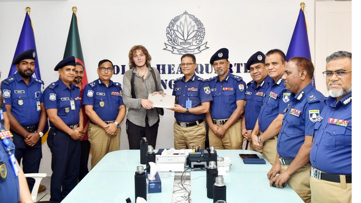 জার্মান পর্যটকের উদ্ধারকৃত ল্যাপটপ পুলিশ হস্তান্তর করেছে