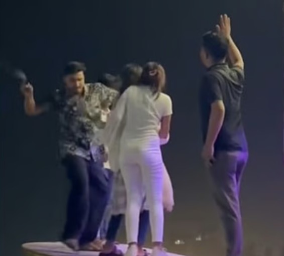 দুই তরুণীকে বেল্ট দিয়ে পেটানো সেই তরুণসহ ২৫ জনের বিরুদ্ধে মামলা