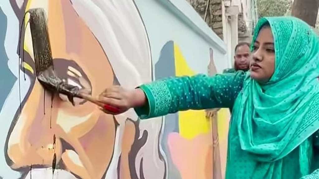 রবীন্দ্রনাথের প্রতিকৃতি মুছতে গিয়ে আটক ৪, পুলিশের বাধা