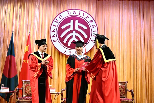 প্রধান উপদেষ্টাকে সম্মানসূচক ডক্টরেট ডিগ্রি প্রদান চীনের পিকিং বিশ্ববিদ্যালয়ে
