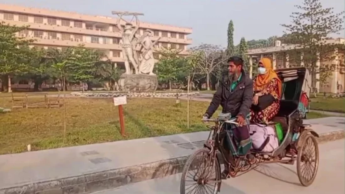 কুয়েটে আবাসিক হল বন্ধ ঘোষণার পর  বাড়ি ফিরছেন শিক্ষার্থীরা