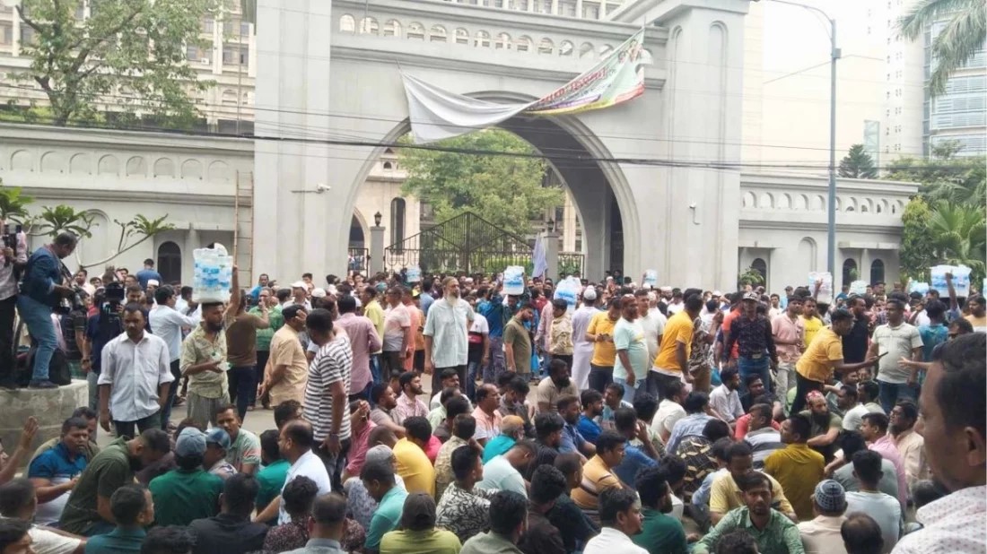 ইশরাকের শপথ দাবিতে নগর ভবনের সামনে টানা চতুর্থ দিনের বিক্ষোভ