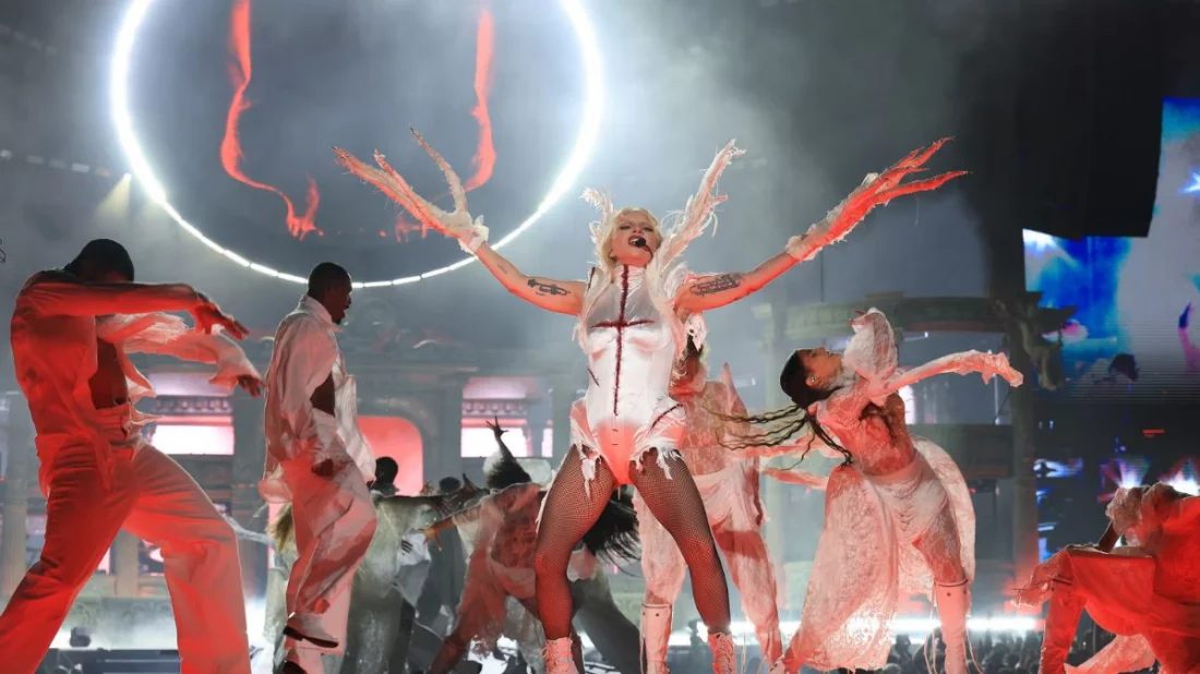 ব্রাজিলের সমুদ্রসৈকতে ‘গাগা-ঝড়’-এ মাতলেন ২১ লাখ দর্শক