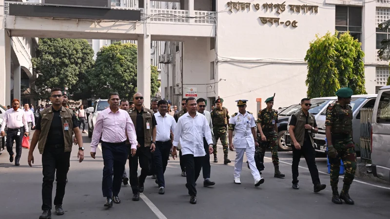 সচিবালয়ের বিভিন্ন দপ্তরে প্রধানমন্ত্রীর আকস্মিক পরিদর্শন