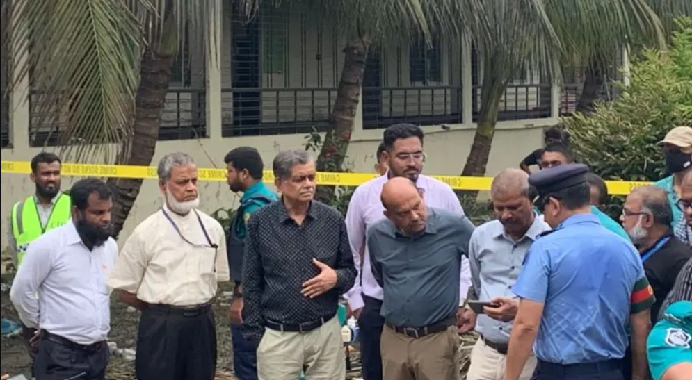 ছয় দফা দাবিতে মাইলস্টোন শিক্ষার্থীদের বিক্ষোভ, তোপের মুখে আইন-শিক্ষা উপদেষ্টা