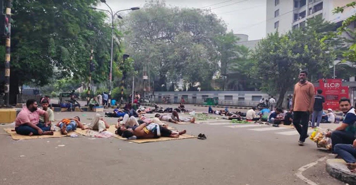দ্বিতীয় দিনেও যমুনার সামনে জবি শিক্ষার্থীদের অবস্থান