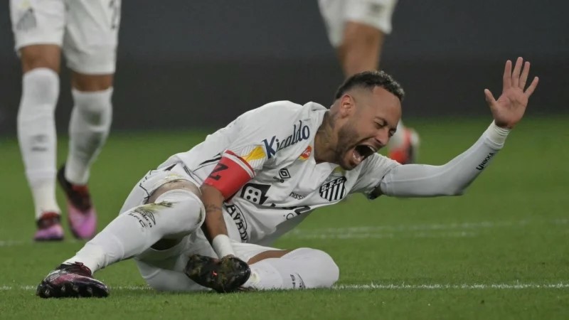 ফের ইনজুরিতে কাঁদতে কাঁদতে মাঠ ছাড়লেন নেইমার