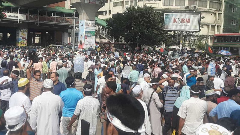 ব্যারিকেড ভেঙে শাহবাগে শিক্ষকরা, যানচলাচল বন্ধ