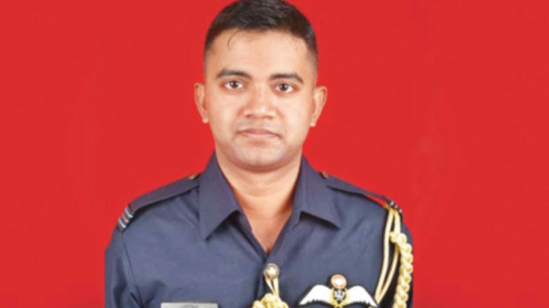 শেষ পর্যন্ত বিমানটি জনবিরল স্থানে নিতে চেয়েছিলেন লে. তৌকির