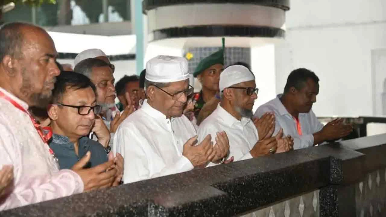 রাষ্ট্রপতি মির্জা ফখরুল ইসলাম আলমগীরের হযরত শাহজালাল (র.) মাজার জিয়ারত