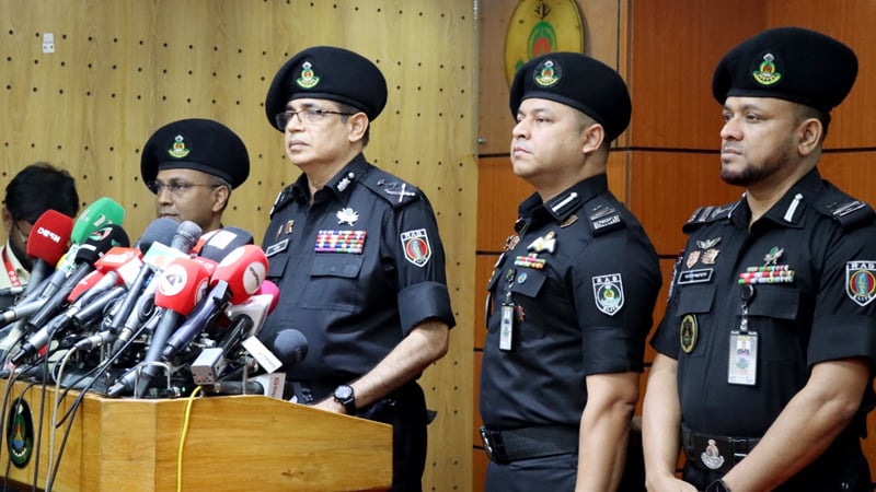 ছেলের পরকীয়া ঠেকাতে বিমানে বোমার মিথ্যা তথ্য দিয়েছিলেন মা: র‍্যাব