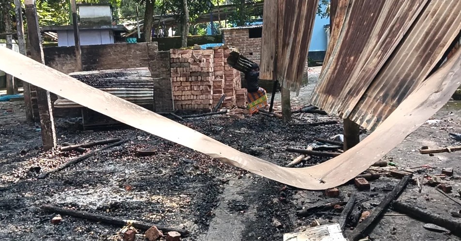 রাজবাড়ীতে উত্তেজনা: নুরাল পাগলার দরবারে হামলার ঘটনায় পরিবার চুপ