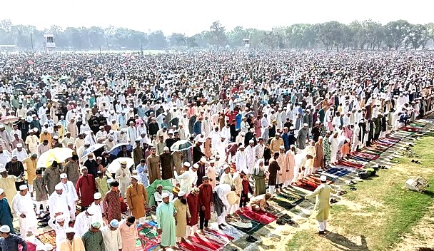 দিনাজপুরে গোর-এ-শহীদ ময়দানে লক্ষাধিক মুসল্লির ঈদের নামাজ আদায়