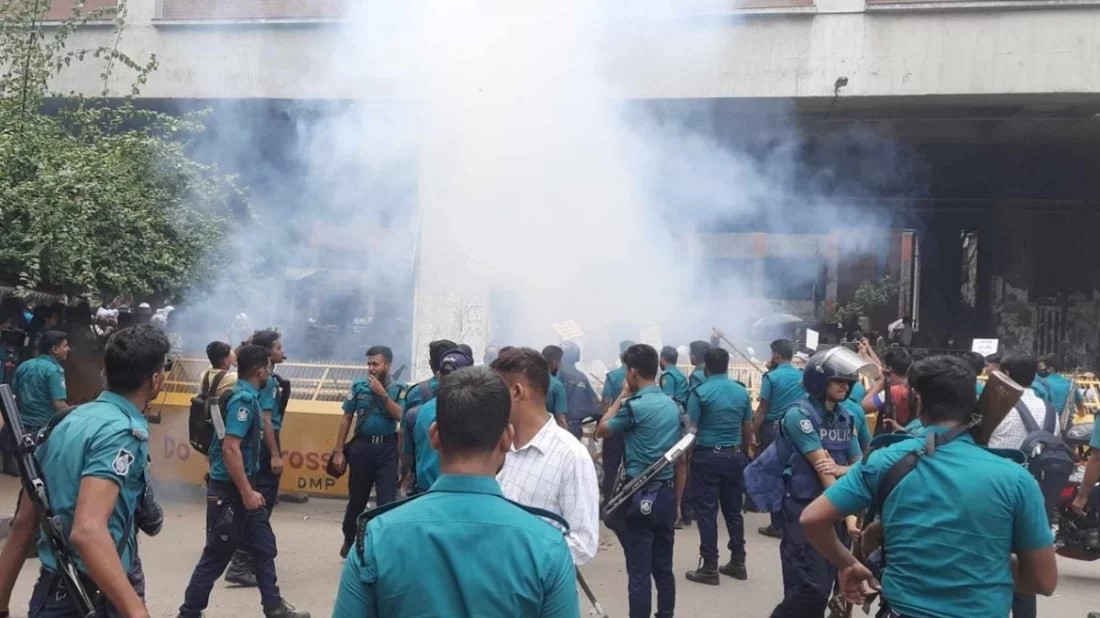 হঠাৎ উত্তপ্ত প্রেস ক্লাব, পুলিশের লাঠিচার্জ ও সাউন্ড গ্রেনেড নিক্ষেপ
