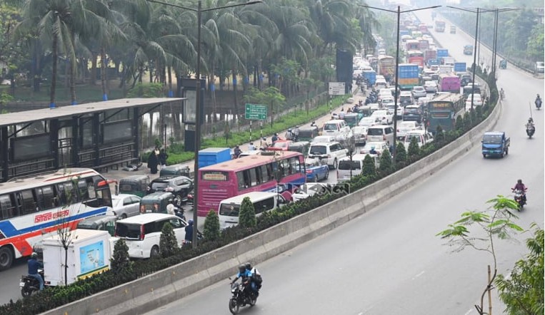 ৭ ঘণ্টার পর অবরোধ তুলে বনানী সড়ক ছাড়লেন বিক্ষুব্ধ শ্রমিকরা
