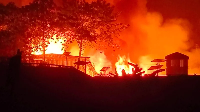 উখিয়ায় রোহিঙ্গা ক্যাম্পে মধ্যরাতে আগুন, পুড়েছে ৪০০–৫০০ ঘর