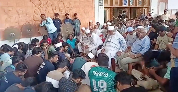 ভিসির পদত্যাগ দাবিতে আমরণ অনশনে কুয়েট শিক্ষার্থীরা