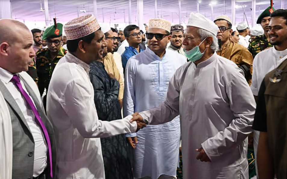 জাতীয় ঈদগাহে ঈদের নামাজ আদায় করলেন ড. ইউনূস
