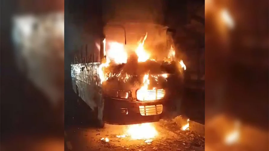 মধ্যরাতে মানিকগঞ্জে স্কুলবাসে আগুন, ঘুমন্ত চালক দগ্ধ